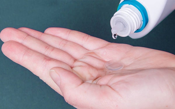 nước ngâm kính áp tròng sử dụng để vệ sinh sau khi dùng